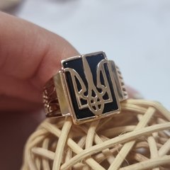 Перстень чоловічий золото Тризуб - герб України з гладеньким чорним оніксом