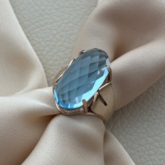 Золота каблучка перстень з великим блакитним топазом овальної форми