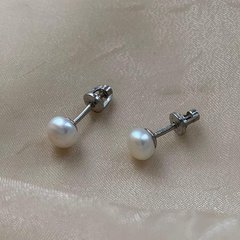 Срібні сережки пусети з перлинами білими класичні