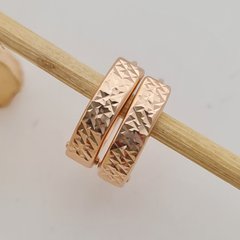 Сережки кільця золото з об'ємним орнаментом та англійською застібкою без камінців