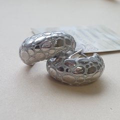 Срібні сережки об'ємні з футуристичним орнаментом та білою емаллю без камінців