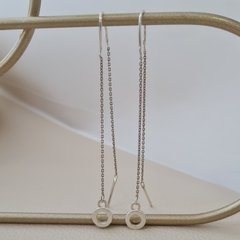 Сережки протяжки зі срібла з круглими підвісками без каменів
