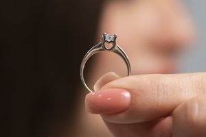 Какое кольцо для предложения лучше всего выбрать? Откуда пошла такая традиция?