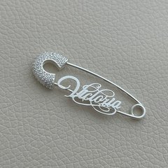 Брошка булавка серебряная с именем Victoria с белыми фианитами