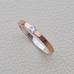 Серебряное кольцо с золотыми вставками и маленьким белым цирконом