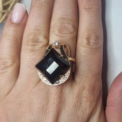 Золотое кольцо перстень с квадратным раухтопазом и маленькими белыми фианитами