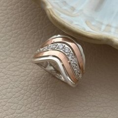 Серебряное кольцо с золотыми вставками с маленькими цирконами Волна