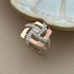 Серебряное кольцо с золотыми вставками в и белыми цирконами виде большой спирали