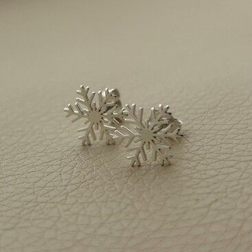 Серьги гвоздики из серебра снежинки без камней