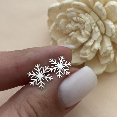 Серьги гвоздики из серебра снежинки без камней