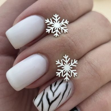 Серьги гвоздики из серебра снежинки без камней