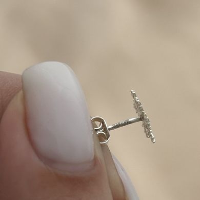 Серьги гвоздики из серебра снежинки без камней