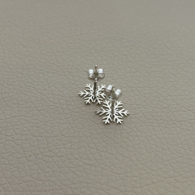 Серьги гвоздики из серебра снежинки без камней