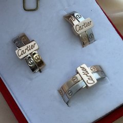 Комплект золотий каблучка та сережки в стилі Картьє з біле золото з написом без камінців