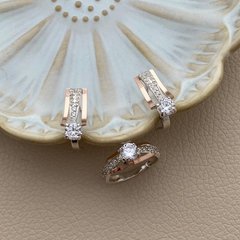Комплект серебряный с золотыми вставками кольцо и серьги с цирконами разного размера