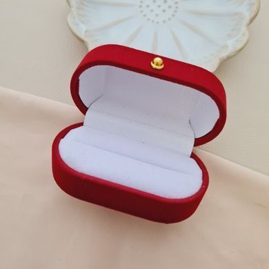 Коробочка для прикрас бархат червона овал з двома сердечками під обручки