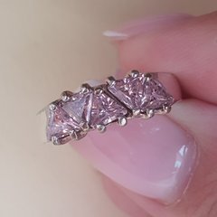 Серебряное кольцо с пятью фиолетовыми фианитами в форме треугольника 18 размер