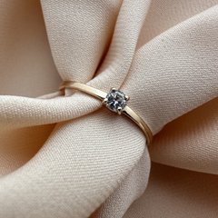 Золотое кольцо для помолвки тонкий профиль с маленьким белым кубичным цирконом
