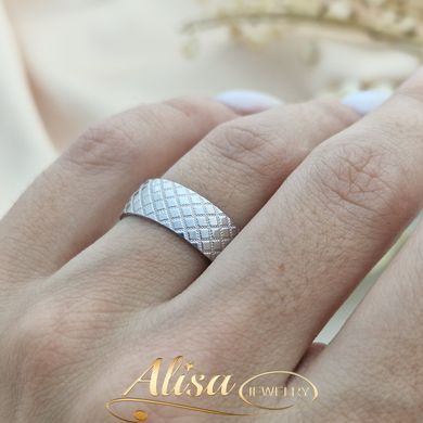 Серебряное обручальное кольцо с родированием и геометрическим орнаментом Американка