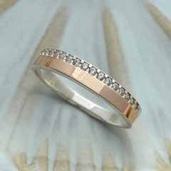 Серебряное кольцо с золотой вставкой гладкая с маленькими белыми цирконами