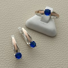 Комплект серебряный с золотыми вставками кольцо и серьги с синими цирконами