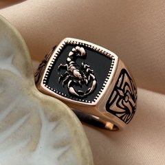 Печатка серебряная с позолотой Знак зодиака Скорпион массивная с черной эмалью мужская