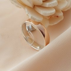 Обручальное кольцо серебряное с золотой напайкой гладкое тонкое Европейка