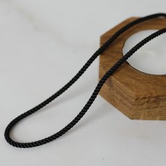 Шелковый шейный шнурок с серебряной застежкой