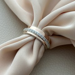 Кольцо серебряное с золотыми вставками и дорожкой из белых цирконов