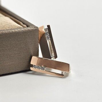 Серебряные серьги с золотыми пластинами и белыми цирконами