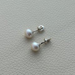 Срібні сережки вкрутки з білими круглими перлами