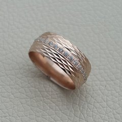 Обручальное кольцо серебряное с позолотой узором и дорожкой из белых фианитов