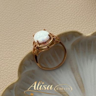 Кольцо золотое с большим овальным белым опалом перстень