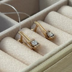 Сережки із золота з білими круглими діамантами різного розміру