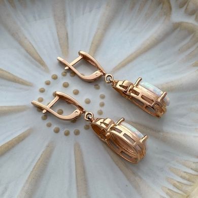 Серьги золотые английская застежка с овальным белым опалом