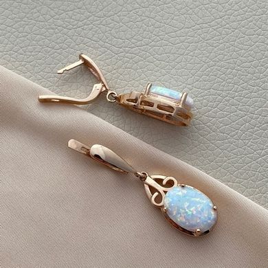 Серьги золотые английская застежка с овальным белым опалом