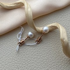Сережки вкрутки золоті з круглими білими перлами