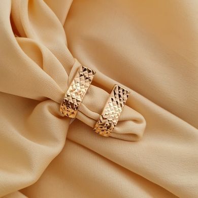Серьги золотые с орнаментом без камней классические