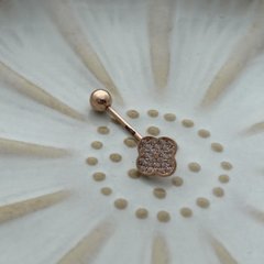 Пирсинг золотая сережка Клевер с белыми камнями