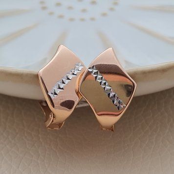 Серьги золотые в форме ромба с белыми фианитами