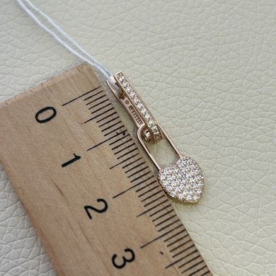 Серьги золотые с белыми круглыми фианитами и сердечками