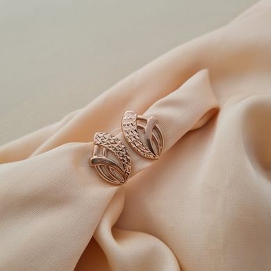 Серьги золотые ажурные в виде листочка с орнаментом без камней