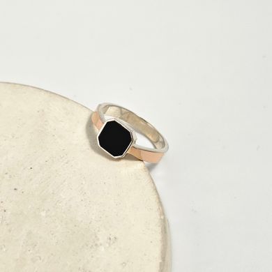 Серебряное кольцо с золотыми напайками и черным ониксом