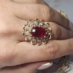 Золотое кольцо с большим камнем красным рубином овал и маленькими белыми фианитами