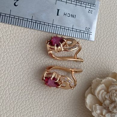 Серьги из золота с красными топазами и белыми круглыми фианитами