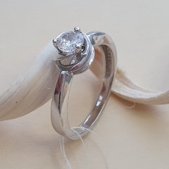 Серебряное кольцо тонкое с одним белым фианитом посередине 18,5 размер