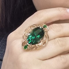 Золотое кольцо с большим камнем зеленым кварцем овал и маленькими белыми фианитами