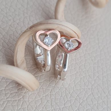 Серьги серебряные с золотой напайкой сердечки с белыми цирконами