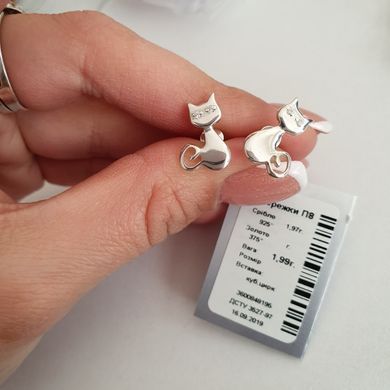 Серьги пуссеты серебряные кошки с зелеными камнями изумрудами