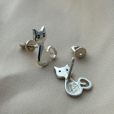 Серьги пуссеты серебряные кошки с зелеными камнями изумрудами